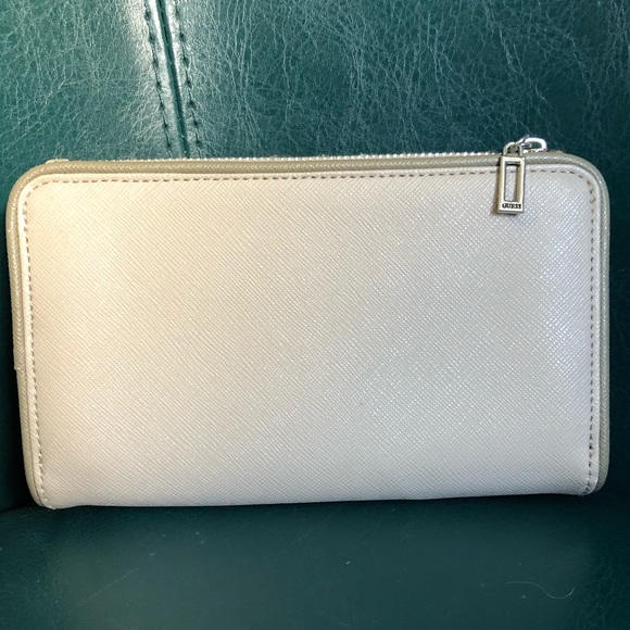 Guess Wallet - Picture 2 of 6